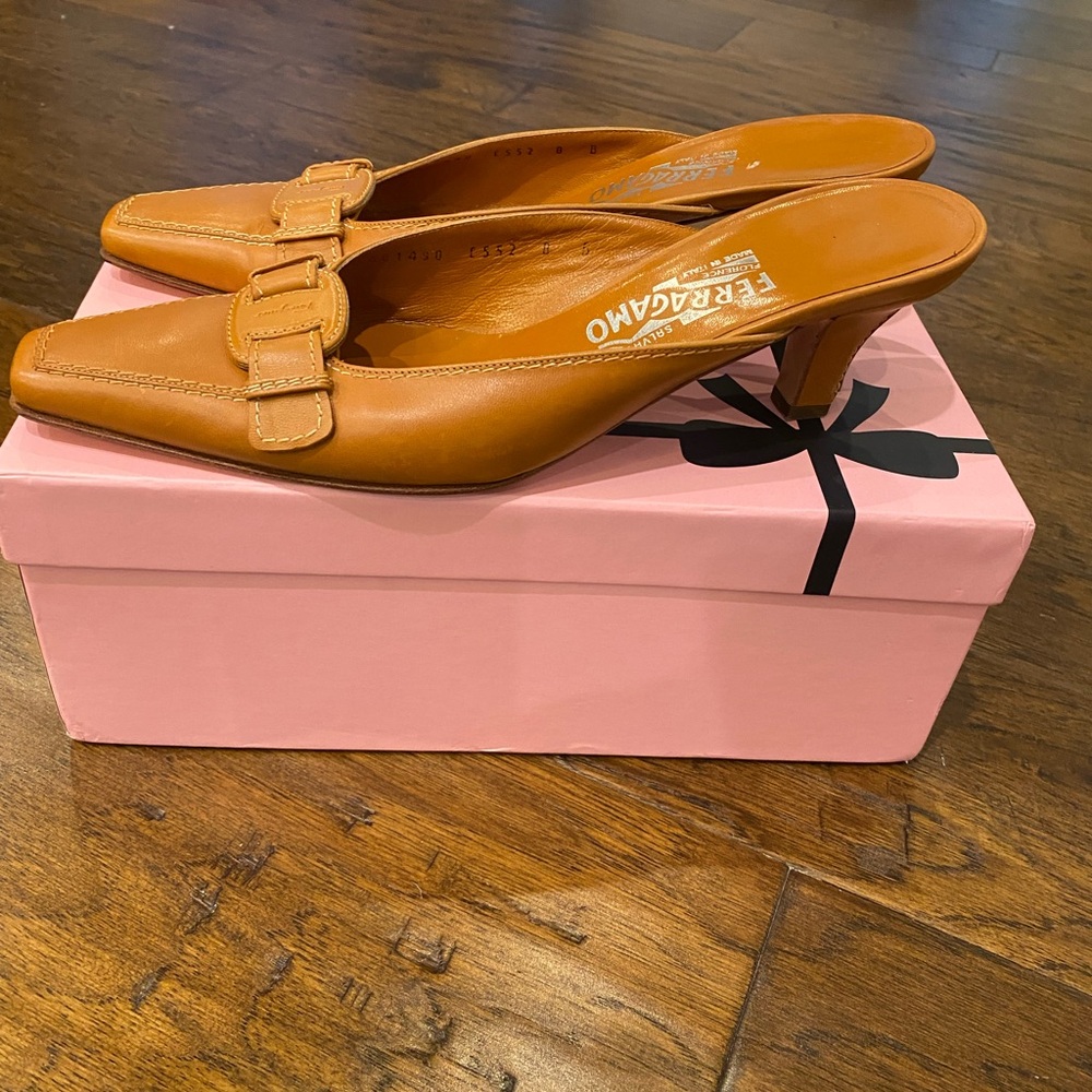 LIKE NEW Salvatore Ferragamo Cognac Mules size 8 - Picture 8 of 11